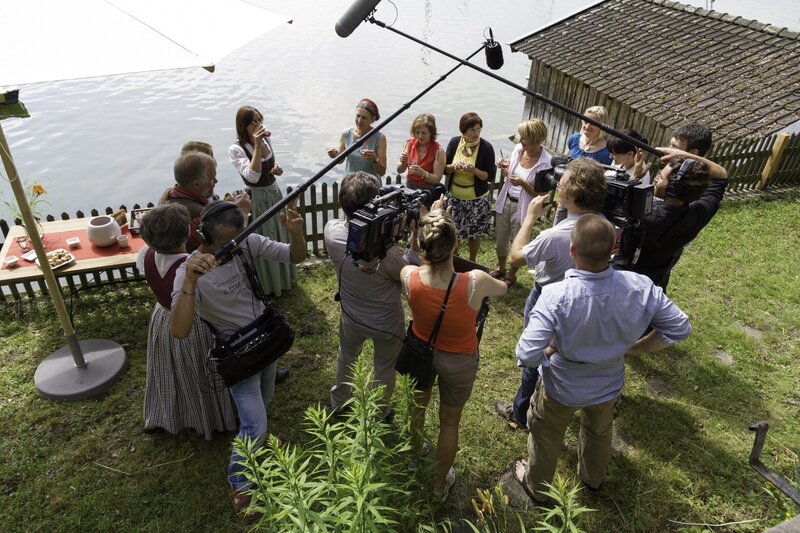 Empfang der Landfrauen mit dem Kamerateam bei Dagmar Kirmeier. – Bild: BR/​megaherz gmbh/​Andreas Maluche