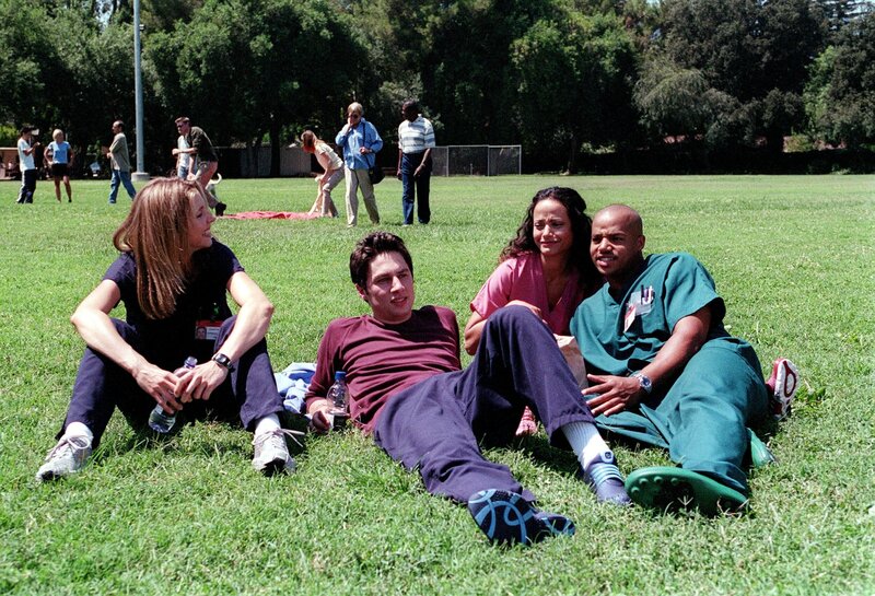 „Scrubs – Die Anfänger“, „Meine Lieblingspatientin.“ J.D. und seine jungen Kollegen werden erstmals auch mit der negativen Seite des Ärztestandes konfrontiert: dem Tod eines Patienten. J.D. versucht vergeblich eine etwas ältere Frau zu einer lebensnotwendigen Dialysebehandlung zu überreden. Turks junger Krebspatient stirbt und auch Elliot kann der schwer kranken Mrs. Guerrer nicht das Leben retten. Im Bild (v.li.): Sarah Chalke (Elliot Reid), Zach Braff (John ‚J.D.‘ Dorian), Judy Reyes (Carla Espinosa), Donald Faison (Chris Turk). – Bild: ORF/​Disney