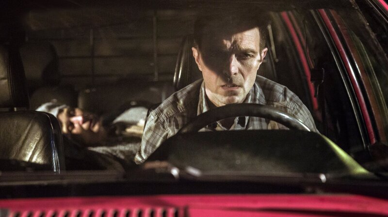 Petrick Wenzel (Aleksandar Jovanovic) kann seine Mutter (Jutta Kerber) nicht mehr retten. – Bild: MDR/​Wiedemann & Berg/​Daniela Incoronato