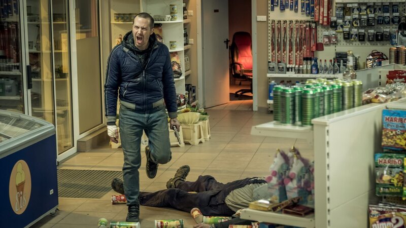 Henrik Brandt (Barnaby Metschurat) schreit die Angestellte an, nachdem er den Tankstellenpächter Jost Braun (Günter Schaupp) erschossen hat. – Bild: ZDF und Gordon Timpen