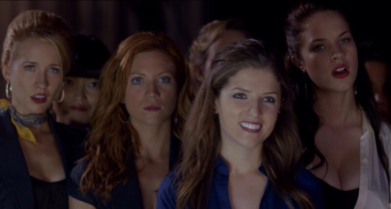 Während Beca (Anna Kendrick, 2.v.r.) endlich ein paar moderne Elemente in die Auftritte der „Barden Bellas“ einbringen möchte, stehen Aubrey (Anna Camp, l.), Lilly (Hana Mae Lee, 2.v.l.), Chloe (Brittany Snow, M.) und Stacie (Alexis Knapp, r.) den Neuerungen eher skeptisch gegenüber … – Bild: Universal Pictures