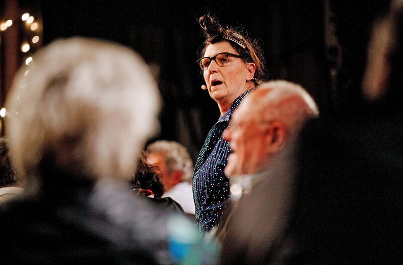 Elsbeth Gscheidle (Birgit Pfeiffer /​ Die Gscheidles) sucht verzweifelt nach ihrem Sitzplatz. – Bild: SWR/​Ronny Zimmermann