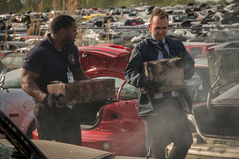 Brantford, Ontario, Kanada – NTSB Junior Investigator (gespielt von Jordan Till) und Personal (gespielt von Hintergrunddarstellern) bergen Wrackteile von der Absturzstelle des Emery Worldwide Flight 17. – Bild: The National Geographic Channel