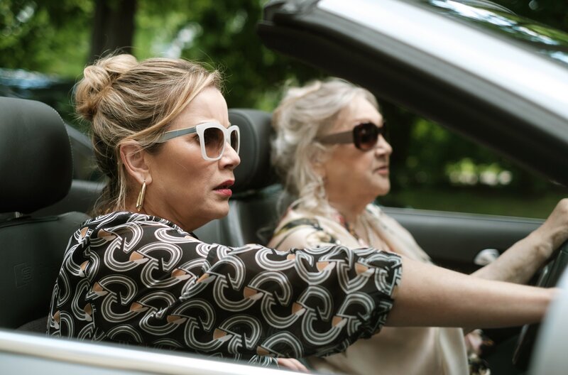 Sarah Marquardt (Alexa Maria Surholt, li.) ist mit ihrer Mutter Hildegard (Doris Kunstmann, re.) unterwegs zu einer Ausstellung. Plötzlich sieht Hildegard auf der Straße einen Mann und gibt geradewegs Gas. – Bild: MDR/​Robert Strehler