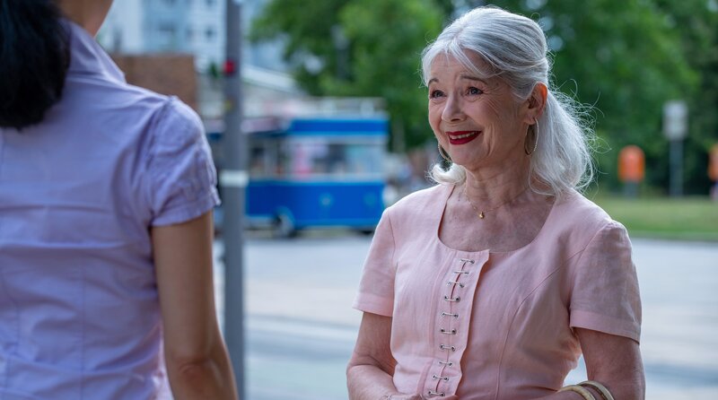 Die wohlhabende Frau Frenzel (Ilona Schulz, re.) hat die Kosmetiksalon-Betreiberin Jenny (Yvonne Yung Hee Bormann, li.) hintergangen. – Bild: ARD Degeto Fim/​UFA Fiction GmbH/​Oliver Vaccaro