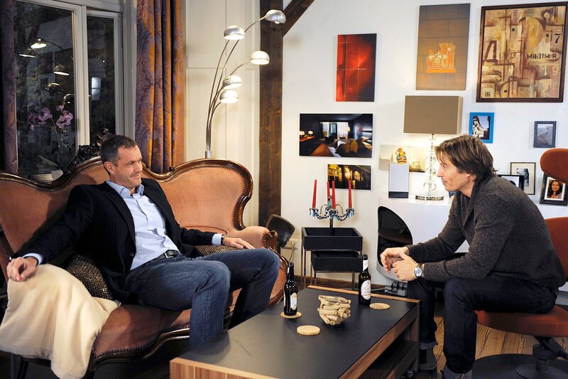 ARD ROTE ROSEN FOLGE 1434, am Mittwoch um 14:10 Uhr im ERSTEN. Torben (Joachim Kretzer, l.) erklärt Ben (Hakim Michael Meziani, r.), dass er Naomi nach ihrem Auszug nicht vermisst. Im Gegenteil, er genießt die Ruhe. – Bild: ARD/​Nicole Manthey