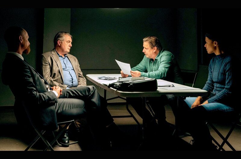 Kommissar Rolf (Anders W. Berthelsen, 2.v.r.) und seine Kollegin Neel (Olivia Joof Lewerissa, re.) befragen Leon Hoxa (Jens Jørn Spottag, 2.v.l.) in Anwesenheit von dessen Anwalt (Joen Højerslev, li.). – Bild: Zentropa/​Klara Cvrckova