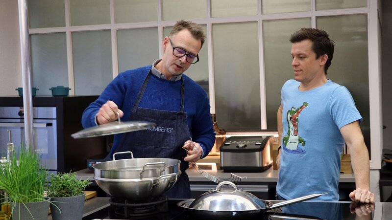 On the right: Benedikt „Beni“ Weber – Bild: Disney+