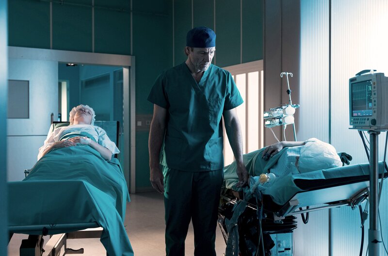 Dr. Martin Stein (Bernhard Bettermann, mi.) begegnet auf dem Weg zu Resa Nieburs (Emma Bahlmann, li.) seiner hochschwangeren Tochter Marie (Jule Marleen Schuck, re.). – Bild: Rudolf Wernicke