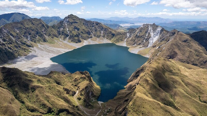 Der Krater des Vulkans Pinatubo ist heute friedlich: doch die Eruption im Jahr war die stärkste der letzten 100 Jahre. – Bild: ZDF und arte, Jonas Geisler