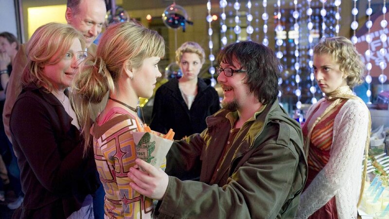 Niko (Sebastian Kroehnert) dankt Alex (Wolke Hegenbarth), und vergisst seine Freundin Nina (Nikola Kastner) und Claudia (Nora Binder). – Bild: RTL