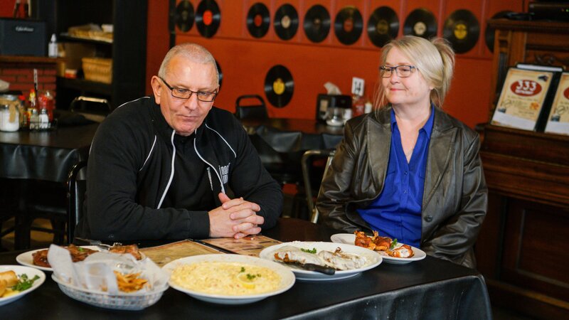 Chef Robert Irvine gives his review of the food from the old menu at 333 Restaurant to Allyson Worsham, owner of the restaurant, as seen on Restaurant: Impossible, Season 20. – Bild: Warner Bros. Discovery