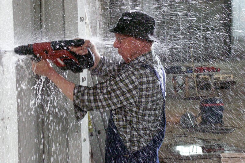 Gut gemeint, aber nicht gut gegangen. Matthias Lentz (Hans Peter Korff) hat mit dem Bohrer eine Wasserleitung getroffen. – Bild: ARD/​Christa Köfer