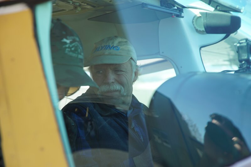Katie Dorris and Mike Dorris in airplane. – Bild: Discovery Channel /​ Discovery Communications, LLC