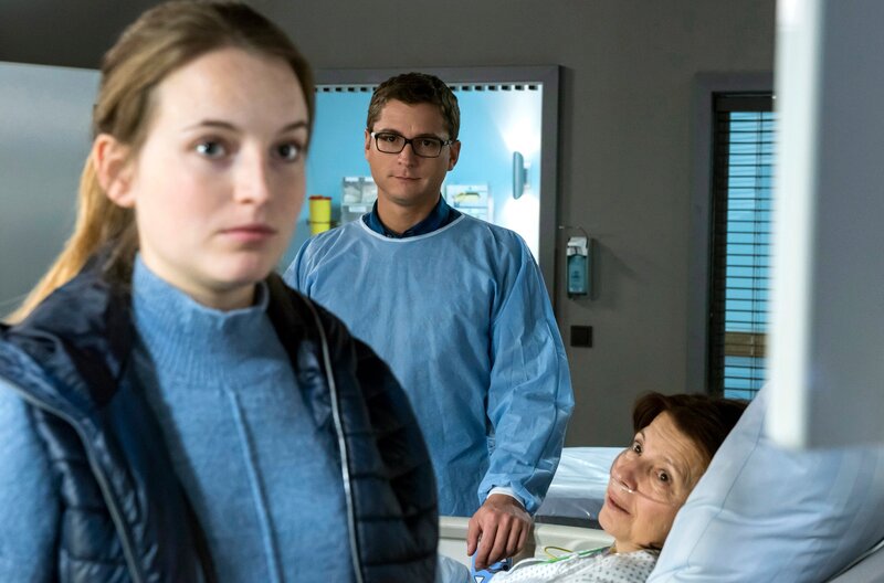 Suse (Ella Maria Gollmer l.) und Elias (Stefan Ruppe, M.) machen sich große Sorgen um ihre Mutter Gabi Bähr (Irene Kugler, r.). – Bild: MDR/​Jens Ulrich Koch