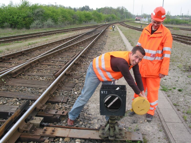 Willi will wissen, wohin ein Güterzug fährt, wenn Waren transportiert werden. Er lässt sich von einem Bahnangestellten am Münchner Rangierbahnhof die Arbeit erklären. – Bild: BR/​megaherz gmbh