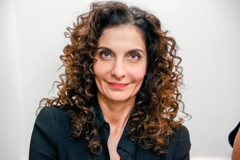 ARD VORSTADTWEIBER, neue Serie mit 10 Folgen, Folge 10 am Dienstag (30.06.15) um 20:15 Uhr im Ersten. Anwältin Tina (Proschat Madani) steht vor der größten Herausforderung ihrer Karriere: Wie kann es ihr bei der erdrückenden Beweislage gelingen, die Frauen vor einer drohenden Anklage zu bewahren? – Bild: ARD/​ORF/​MR Film/​Petro Domenigg