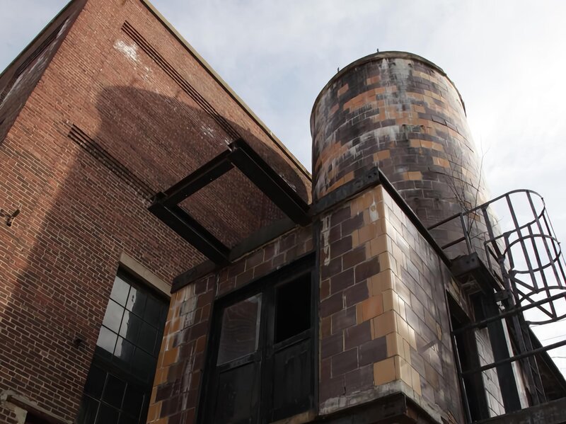 The exterior of the paper mill. – Bild: National Geographic Society