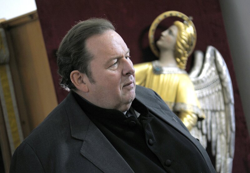 Pfarrer Brauns (Ottfried Fischer) kriminalistische Fähigkeiten sind gefordert. – Bild: „ARD Degeto/​ARD Degeto/​Jacqueline Krause-Burberg“ (S2)