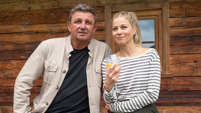 Martin Gruber (Hans Sigl) ist glücklich mit seiner neuen Liebe Karin Bachmeier (Hilde Dalik). – Bild: ZDF und Erika Hauri