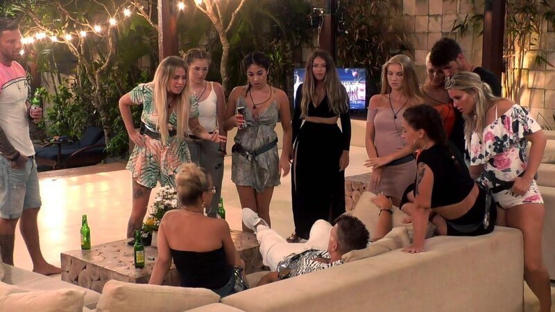 Die Gruppe redet Calvin ins Gewissen. V.l.: Till, Dahnya, Kim, Monika, Kübra, Melissa, Sarah, Mateo, Sabrina, Roxy, Calvin und Jacky. – Bild: Foto: RTL