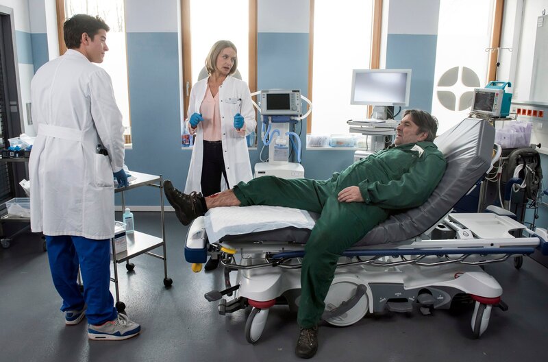 Ben Ahlbeck (Philipp Danne, l.) und Dr. Franziska Ruhland (Gunda Ebert, 2.v.l.) trauen ihren Augen kaum, als der Maulwurfjäger René (Markus Graf, r.) erneut bei ihnen vorstellig wird – diesmal mit einer Schusswunde! – Bild: ARD