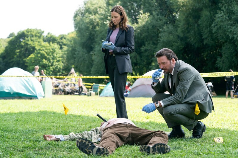 l-r: Detective Sergeant Frankie Bateman (Kathleen Munroe), Detective Sergeant Henry Graff (Aden Young) – Bild: Robin Cymbaly /​ UNIVERSAL