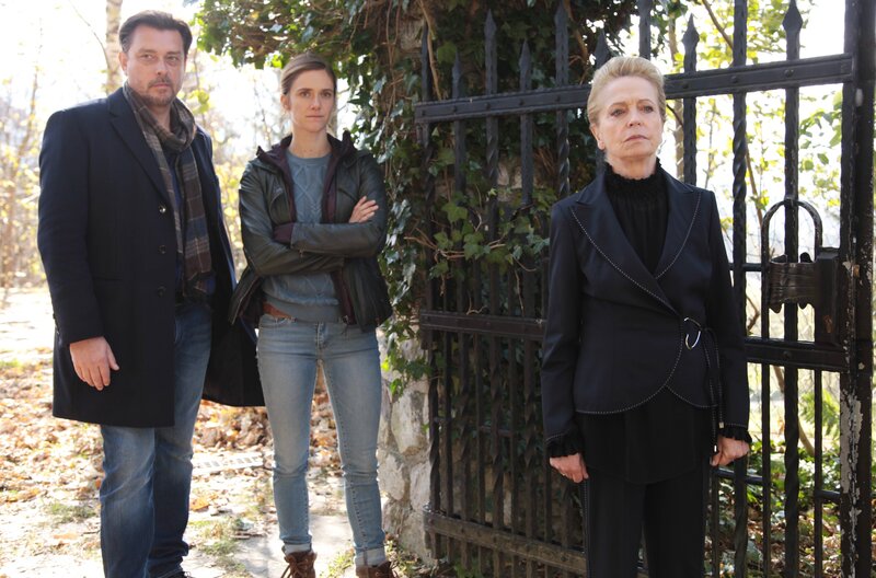 Pauline Fürst (Gisela Schneeberger, re.) verbittet sich allzu direkte Fragen von Sandra Mohr (Miriam Stein, Mitte) und Sascha Bergmann (Hary Prinz). – Bild: ARD Degeto/​Allegro Film/​Stefan Haring