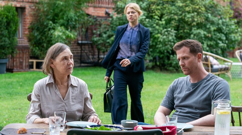 Paul (Christoph Schechinger, re.) will seiner Klavierlehrerin Lore Lehmann (Birgit Berthold, li.) helfen und wird von der aufbrausenden Sabine Wagner (Isabell Gerschke, Mitte) gestört. – Bild: ARD Degeto Film/​Oliver Feist