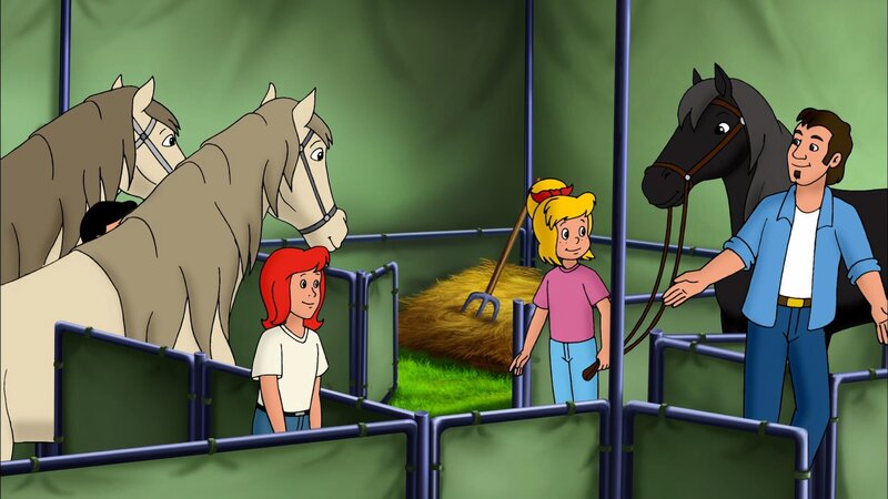 Der Pfleger ist sehr zufrieden mit Bibis (M.) und Tinas (l.) Arbeit als Pferdepfleger. – Bild: ZDF und Kiddinx Berlin