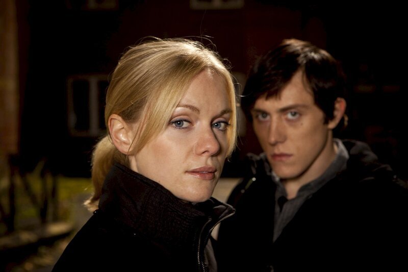 Sarah Smart (Christina Cole, l.) und Liam Peach (Jack Roth, r.). – Bild: ZDF/​Mark Bourdillon