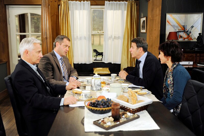 Gunter (Hermann Toelcke, 2.v.r.) und Merle (Anja Franke, r.) sind erleichtert, als sie von Torben (Joachim Kretzer, 2.v.l mit Gerry Hungbauer, r.) erfahren, dass das Auftauchen von Gunters erster Frau, nichts an der Rechtskräftigkeit ihrer Ehe ändert. – Bild: ARD/​Nicole Manthey