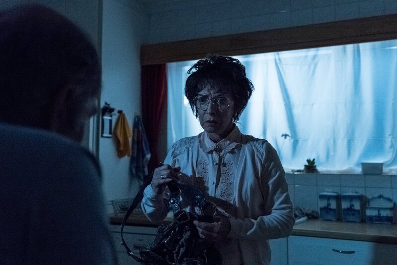 Bev (ADRIENNE PIERCE) enters the kitchen and finds Doug (DEON LOTZ) sitting at the kitchen table shrouded in the darkness. – Bild: Discovery Communications/​Raquel Fernandes