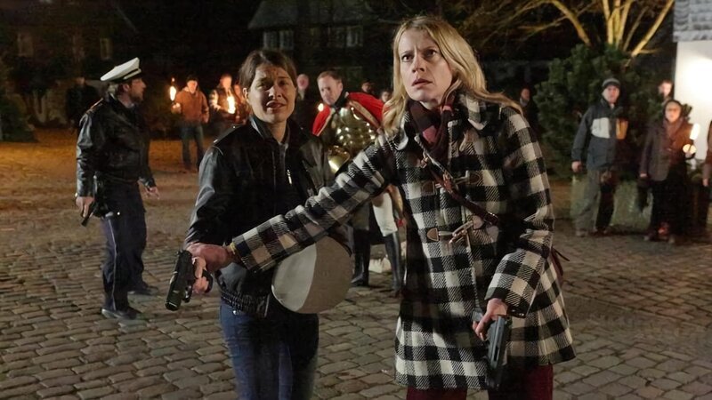 Sophie Haas (Caroline Peters, r.) und Bärbel Schmied (Meike Droste, l.) sind entsetzt – beim Martinszug fallen plötzlich Schüsse. – Bild: rbb/​ARD/​Michael Böhme