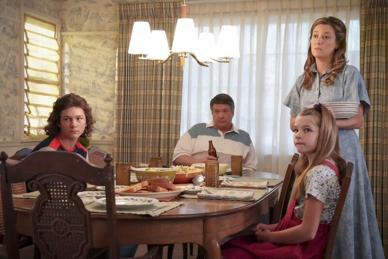 (v.l.n.r.) Georgie (Montana Jordan); George (Lance Barber); Mary (Zoe Perry); Missy (Raegan Revord) – Bild: CBS Entertainment