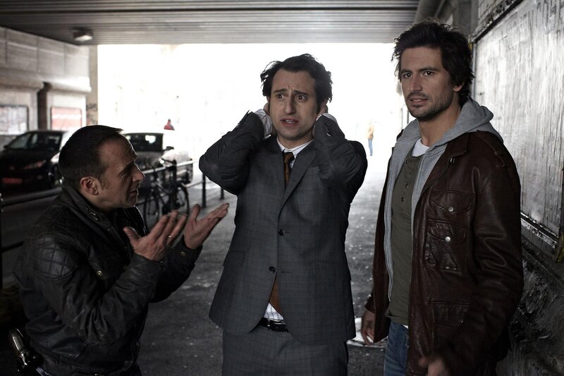 Ben (Tom Beck, r.) und Semir (Erdogan Atalay, l.) werden bei ihren Ermittlungen tatkräftig von Ismet (Serkan Kaya) „unterstützt“, der das Familienerbe um jeden Preis wieder beschaffen will. Mitten in Köln geraten die drei in ein Netz aus Mord, Erpressung und Millionenbetrug. – Bild: RTLup