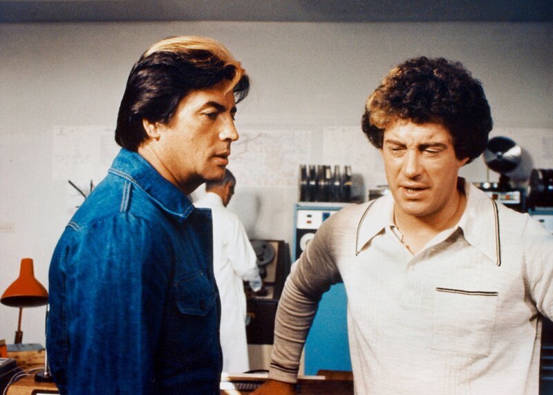 hr-fernsehen DIE MÄDCHEN AUS DEM WELTRAUM (5) (The Star Maidens), Die Entführung, 13-teilige Sendereihe, Bundesrepublik Deutschland/​ Großbritannien 1975/​76, Regie: James Gatward, Freddie Francis, Wolfgang Storch und Hans Heinrich, Akam (Pierre Brice, links) und Schem (Gareth Thomas) machen sich Sorgen um Brisba. – Bild: HR