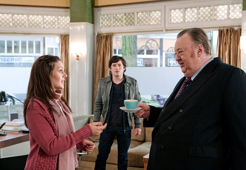 MDR Fernsehen DER DICKE III. STAFFEL FOLGE 36, „Unter falscher Flagge“, am Samstag um 11:05 Uhr. Yasmin (Sophie Dal, l.) bittet Gregor Ehrenberg (Dieter Pfaff, r.) um Hilfe. Ihr Sandkastenfreund, der Straßenmusiker Nino Mendes (David Winter, M.), steht im Verdacht, mit Taschendieben zusammen zu arbeiten. – Bild: MDR/​Georges Pauly