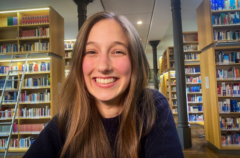 Palina, Abiturientin. In der Bibliothek Sankt Afra – Bild: MDR/​Beate Gerber