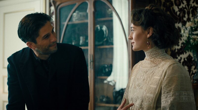 Ein Flirt mit Folgen. Clara Hoflinger (Mercedes Müller) und der geheimnisvolle Schildermaler Kyrill Nogol (Slavko Popadic). – Bild: BR/​ARD Degeto Film GmbH/​MDR/​Zeitsprung Pictures GmbH/​Michael Kotschi