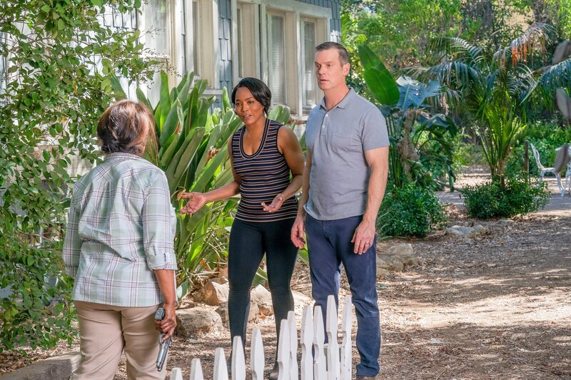 (v. l. n. r.) Joanne Kingston (Donzaleigh Abernathy); Athena Grant (Angela Bassett); Bobby Nash (Peter Krause) – Bild: ORF/​PRO7/​20th Television/​Jack Zeman