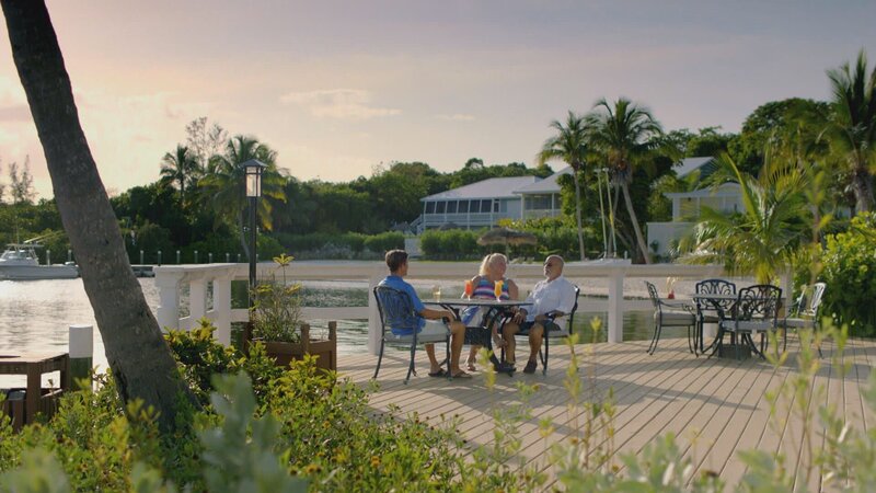 Als ein Ärzte-Paar vor einigen Jahren Urlaub auf Green Turtle Cay machte, verliebten sie sich in die kleine Insel und die entspannte Atmosphäre. Jetzt suchen sie ein Ferienhaus im Paradies, um jederzeit ihrem hektischen Lifestyle entfliehen zu können. – Bild: HGTV
