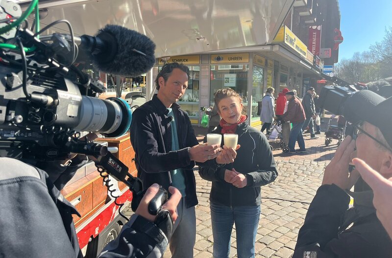 Jo Hiller und Barista Christa Fröhling checken, wie gut sich Barista Hafermilch im Vergleich zu Kuhmilch aufschäumen lässt. – Bild: NDR/​Thomas Eckert