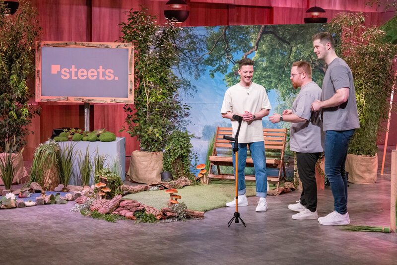 V.l.: Phil Janßen, Philipp Battisti und Thorben Engel präsentieren STEETS, die Abstellhilfe für Gehstützen. Sie erhoffen sich ein Investment von 300.000 Euro für 15 Prozent der Firmenanteile. – Bild: RTL /​ Bernd-Michael Maurer
