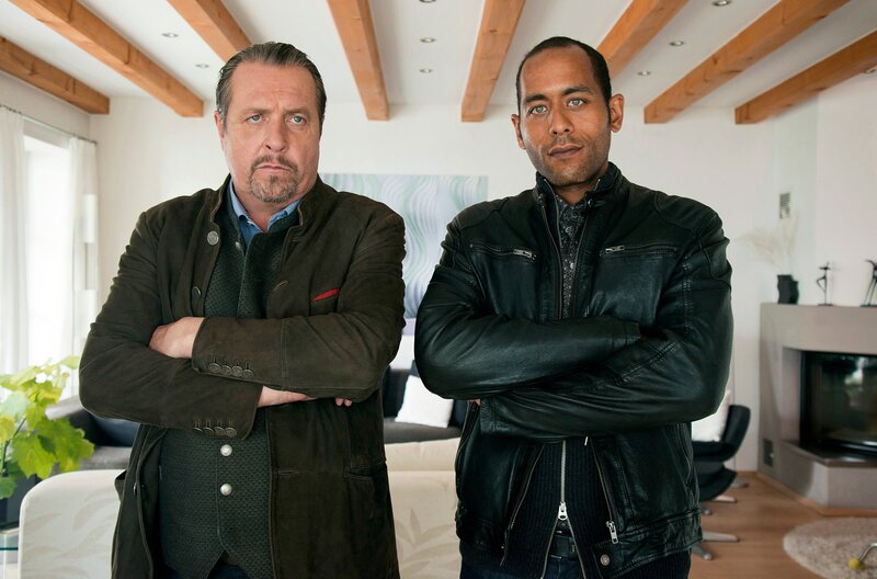 Beissl (Andreas Giebel, l.) und Jerry (Peter Marton, r.) sind ärgerlich, weil Klaus Leibold von dem Entführer kein Lebenszeichen von seiner Frau verlangt hat. – Bild: ARD/​Lucky Bird Pictures/​Stefanie Graul
