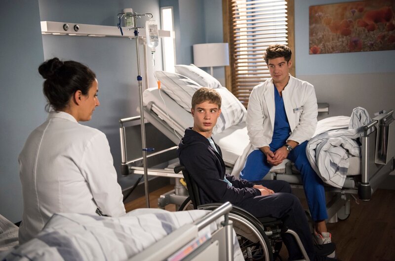 Jonas (Tom Hoßbach, M.) ist es sichtlich unangenehm, dass Leyla (Sanam Afrashteh, l.) seine Erektionsstörung behandeln soll. – Bild: MDR/​ARD/​Felix Abraham