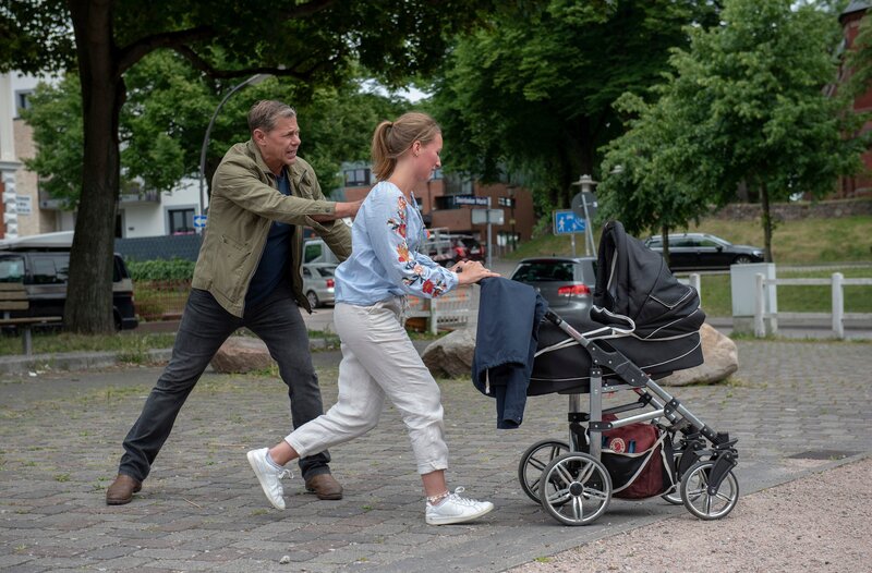 Finn (Sven Martinek) versucht, ein Unglück zu verhindern (mit Komparsin). – Bild: ARD/​Thorsten Jander