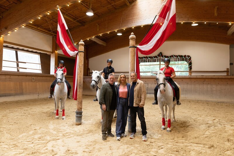 Vorne, v.li.: Cornelius Obonya, Lilian Klebow und Christian Tramitz beim Stanglwirt mit Lipizzanern – Bild: ServusTV /​ Panarea /​ Roland Unger