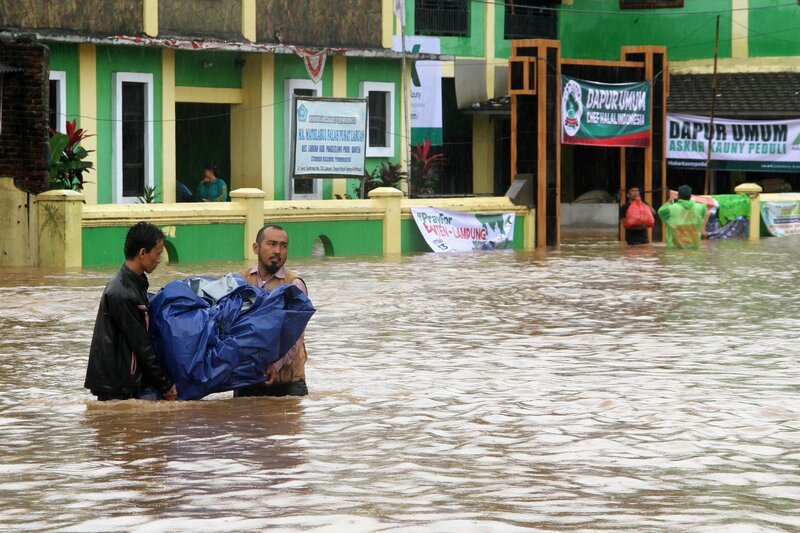 A number of residents save their belongings during tidal waves that hit the Labuan Coast area, in Pandenglang District, Banten, Indonesia on December 26, 2018. After the tsunami on the coast of Banten, hundreds of settlements on Labuan Beach  hit by a tidal wave as high as 1.5 meters due to heavy rainfall since Tuesday night. – Bild: Anadolu Agency /​ Copyright: Voltage TV /​ Anadolu /​ © Getty Images