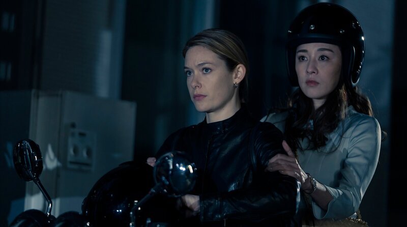 Samantha (Rachel Keller, li.) flüchtet mit Tozawas Geliebten Misaki (Ayumi Ito). – Bild: HBO Max/​Fifth Season, LLC